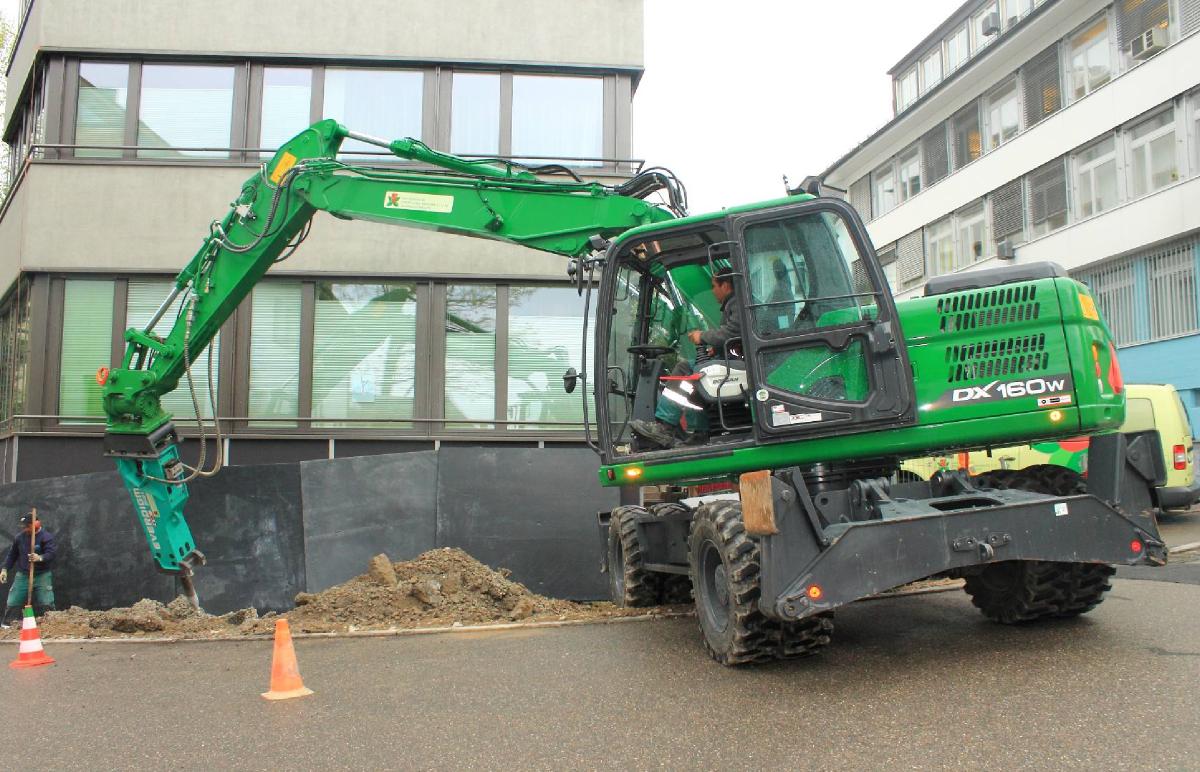 17t Pneubagger mit 1000kg Hydraulikhammer